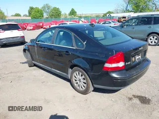 2005 Volvo S40 with VIN YV1MS382852109136, listed as a IAAI auction lot 42122931 with 151,720 mi miles. Bid and sale history available at carsss.com. Image 3.