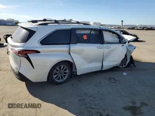 2021 Toyota Sienna XLE with VIN 5TDJRKECXMS001992, listed as a Copart auction lot 47577845 with 0 mi miles and Salvage Title. Bid and sale history available at carsss.com. Image 3.