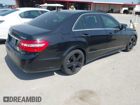 2010 Mercedes-Benz E-Class E 350 Luxury with VIN WDDHF8HB4AA157697, listed as a IAAI auction lot 42025686 with 205,626 mi miles. Bid and sale history available at carsss.com. Image 4.