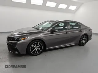 2022 Toyota Camry SE z VIN 4T1G11AK5NU686954, wystawiony jako Copart lot #59572575 z przebiegiem 115 123 mil mil oraz Czysty tytuł • Clean title. Historia ofert i sprzedaży dostępna na DreamBid. Obrazek 1.
