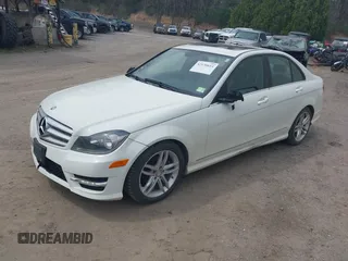 2012 Mercedes-Benz C 300 Sport z VIN WDDGF8BB1CR197311, wystawiony jako IAAI lot #42130814 z przebiegiem 93 335 mil mil oraz . Historia ofert i sprzedaży dostępna na DreamBid. Obrazek 2.