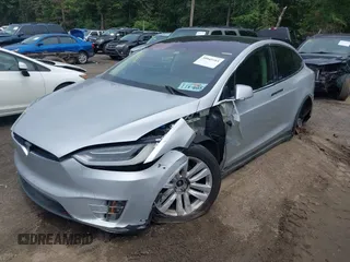 2016 Tesla Model X 70D z VIN 5YJXCAE25GF022898, wystawiony jako IAAI lot #39945988 z przebiegiem Nie podano mil oraz . Historia ofert i sprzedaży dostępna na DreamBid. Obrazek 20.