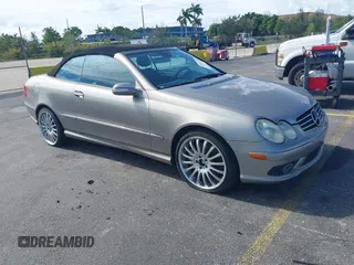 2005 Mercedes-Benz CLK 500 z VIN WDBTK75G25T050991, wystawiony jako IAAI lot #42589315 z przebiegiem 134 532 mil mil oraz . Historia ofert i sprzedaży dostępna na DreamBid. Obrazek 1.