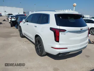 2020 Cadillac XT6 FWD Premium Luxury z VIN 1GYKPERS1LZ103976, wystawiony jako IAAI lot #41679005 z przebiegiem 57 249 mil mil oraz . Historia ofert i sprzedaży dostępna na DreamBid. Obrazek 3.