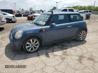 2011 MINI Hardtop z VIN WMWSU3C57BT095497, wystawiony jako Copart lot #55972645 z przebiegiem 132 947 mil mil oraz Szkody całkowita. Historia ofert i sprzedaży dostępna na DreamBid. Obrazek 1.
