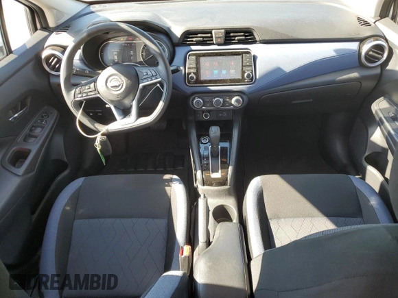 2024 Nissan Versa SV z VIN 3N1CN8EV6RL877256, wystawiony jako Copart lot #55314635 z przebiegiem 4 750 mil mil oraz Szkoda całkowita • Salvage title. Historia ofert i sprzedaży dostępna na DreamBid. Obrazek 8.