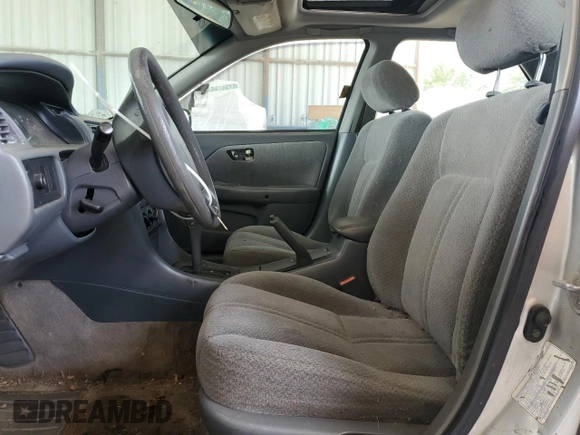 2001 Toyota Camry CE z VIN 4T1BG22K11U784435, wystawiony jako Copart lot #57150025 z przebiegiem 32 777 mil mil oraz Czysty tytuł • Clean title. Historia ofert i sprzedaży dostępna na DreamBid. Obrazek 7.