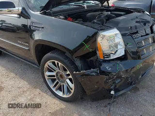 2013 Cadillac Escalade Premium z VIN 1GYS3CEF5DR358253, wystawiony jako IAAI lot #42332393 z przebiegiem 142 118 mil mil oraz . Historia ofert i sprzedaży dostępna na DreamBid. Obrazek 6.