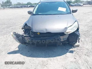 2012 Ford Focus SE z VIN 1FAHP3K28CL229646, wystawiony jako IAAI lot #42491915 z przebiegiem 174 105 mil mil oraz . Historia ofert i sprzedaży dostępna na DreamBid. Obrazek 6.