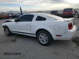 2007 Ford Mustang Deluxe z VIN 1ZVFT80N975326126, wystawiony jako Copart lot #53705085 z przebiegiem 77 431 mil mil oraz Szkoda całkowita • Salvage title. Historia ofert i sprzedaży dostępna na DreamBid. Obrazek 2.
