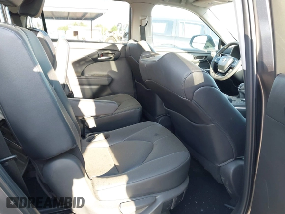 2024 Toyota Highlander LE z VIN 5TDKDRAH0RS528587, wystawiony jako IAAI lot #42002196 z przebiegiem 9 363 mil mil oraz . Historia ofert i sprzedaży dostępna na DreamBid. Obrazek 8.