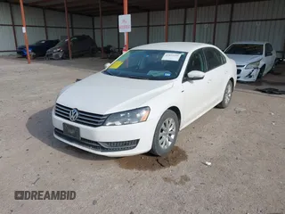 2015 Volkswagen Passat Limited Edition Edition z VIN 1VWAT7A31FC055719, wystawiony jako IAAI lot #42053299 z przebiegiem 166 746 mil mil oraz . Historia ofert i sprzedaży dostępna na DreamBid. Obrazek 2.