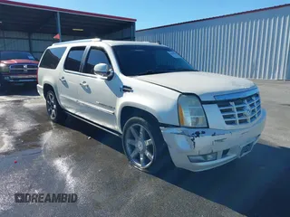 2008 Cadillac Escalade ESV with VIN 1GYFK66898R208545, listed as a IAAI auction lot 40889151 with 205,988 mi miles. Bid and sale history available at carsss.com. Image 1.