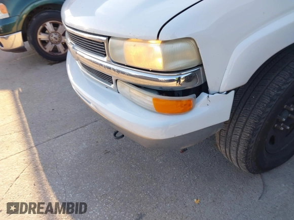 2002 Chevrolet Suburban LS with VIN 3GNFK16Z02G225380, listed as a IAAI auction lot 41324572 with 427,971 mi miles. Bid and sale history available at carsss.com. Image 6.