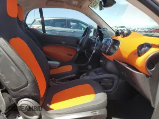 2016 Smart fortwo Passion z VIN WMEFJ5DA6GK075566, wystawiony jako Copart lot #56606935 z przebiegiem 47 733 mil mil oraz Szkody całkowita. Historia ofert i sprzedaży dostępna na DreamBid. Obrazek 10.