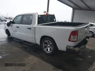 2023 Ram 1500 Big Horn z VIN 1C6RRFFG7PN698664, wystawiony jako IAAI lot #41103495 z przebiegiem 34 307 mil mil oraz . Historia ofert i sprzedaży dostępna na DreamBid. Obrazek 3.