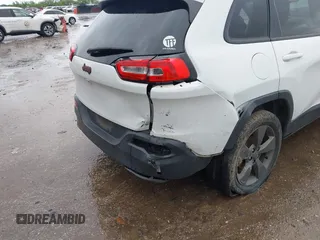 2017 Jeep Cherokee Latitude z VIN 1C4PJLCBXHW578514, wystawiony jako IAAI lot #42177673 z przebiegiem 125 030 mil mil oraz . Historia ofert i sprzedaży dostępna na DreamBid. Obrazek 6.