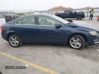 2015 Volvo S60 T5 Drive-E Premier z VIN YV126MFK1F2336786, wystawiony jako IAAI lot #41184378 z przebiegiem 134 482 mil mil oraz . Historia ofert i sprzedaży dostępna na DreamBid. Obrazek 13.