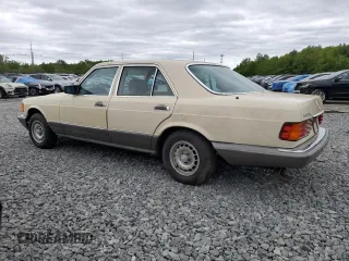 1985 Mercedes-Benz 380 z VIN WDBCA32CXFA177708, wystawiony jako Copart lot #57909505 z przebiegiem 128 446 mil mil oraz Tytuł czysty. Historia ofert i sprzedaży dostępna na DreamBid. Obrazek 2.