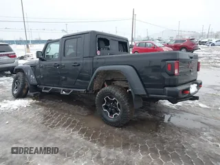 2021 Jeep Gladiator Rubicon z VIN 1C6JJTBG5ML605799, wystawiony jako IAAI lot #41190679 z przebiegiem 47 550 mil mil oraz . Historia ofert i sprzedaży dostępna na DreamBid. Obrazek 3.