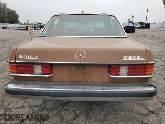 1981 Mercedes-Benz 300 D z VIN WDBAB30A3BB219467, wystawiony jako Copart lot #76183454 z przebiegiem 123 938 mil mil oraz Czysty tytuł • Clean title. Historia ofert i sprzedaży dostępna na DreamBid. Obrazek 6.
