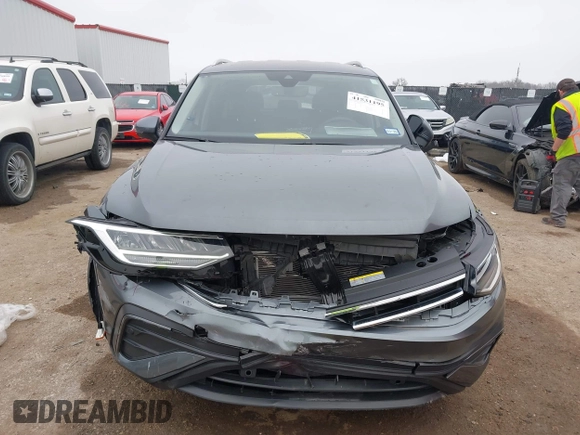 2024 Volkswagen Tiguan SE with VIN 3VV3B7AX2RM068498, listed as a IAAI auction lot 41531195 with 14,778 mi miles and . Bid and sale history available at DreamBid. Image 12.