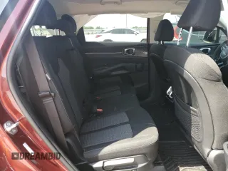 2024 Kia Sorento LX z VIN 5XYRG4JC9RG307967, wystawiony jako Copart lot #53749435 z przebiegiem 21 522 mil mil oraz Szkoda całkowita • Salvage title. Historia ofert i sprzedaży dostępna na DreamBid. Obrazek 11.