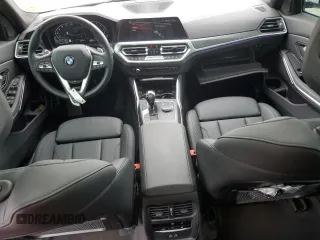 2021 BMW 3 Series 330i xDrive z VIN 3MW5R7J01M8C09484, wystawiony jako Copart lot #59128455 z przebiegiem 43 059 mil mil oraz Szkoda całkowita • Salvage title. Historia ofert i sprzedaży dostępna na DreamBid. Obrazek 8.