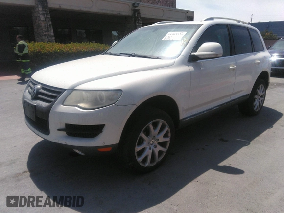 2008 Volkswagen Touareg V6 z VIN WVGBE77L38D033206, wystawiony jako IAAI lot #41903936 z przebiegiem Nie podano mil oraz . Historia ofert i sprzedaży dostępna na DreamBid. Obrazek 2.