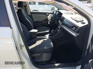 2022 Volkswagen Taos SE z VIN 3VVRX7B2XNM076678, wystawiony jako IAAI lot #42323230 z przebiegiem 23 619 mil mil oraz . Historia ofert i sprzedaży dostępna na DreamBid. Obrazek 5.