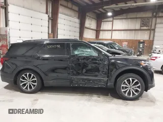2025 Ford Explorer ST-Line z VIN 1FMUK8KH5SGA50542, wystawiony jako IAAI lot #42023496 z przebiegiem 8 419 mil mil oraz . Historia ofert i sprzedaży dostępna na DreamBid. Obrazek 14.
