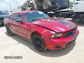 2010 Ford Mustang V6 z VIN 1ZVBP8ANXA5117616, wystawiony jako IAAI lot #42820455 z przebiegiem 181 761 mil mil oraz . Historia ofert i sprzedaży dostępna na DreamBid. Obrazek 1.