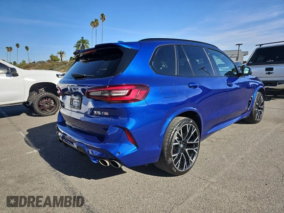 2021 BMW X5 M z VIN 5YMJU0C01M9F01267, wystawiony jako Copart lot #82042094 z przebiegiem 99 906 mil mil oraz Czysty tytuł • Clean title. Historia ofert i sprzedaży dostępna na DreamBid. Obrazek 4.