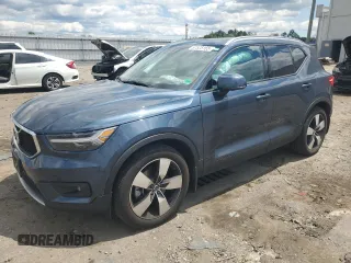 2021 Volvo XC40 Momentum z VIN YV4162UK2M2465901, wystawiony jako Copart lot #57825165 z przebiegiem 56 800 mil mil oraz Szkoda całkowita • Salvage title. Historia ofert i sprzedaży dostępna na DreamBid. Obrazek 1.