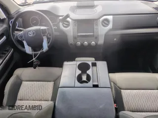 2017 Toyota Tundra SR z VIN 5TFUW5F19HX656990, wystawiony jako Copart lot #51087865 z przebiegiem 123 481 mil mil oraz Szkoda całkowita • Salvage title. Historia ofert i sprzedaży dostępna na DreamBid. Obrazek 8.
