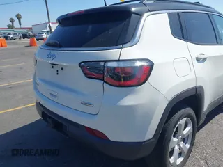 2019 Jeep Compass Latitude z VIN 3C4NJDBB5KT789289, wystawiony jako IAAI lot #42536898 z przebiegiem 84 172 mil mil oraz . Historia ofert i sprzedaży dostępna na DreamBid. Obrazek 4.