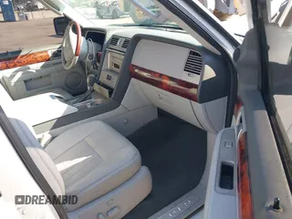 2004 Lincoln Navigator Luxury with VIN 5LMFU27R04LJ43817, listed as a IAAI auction lot 40891013 with 166,620 mi miles. Bid and sale history available at carsss.com. Image 5.