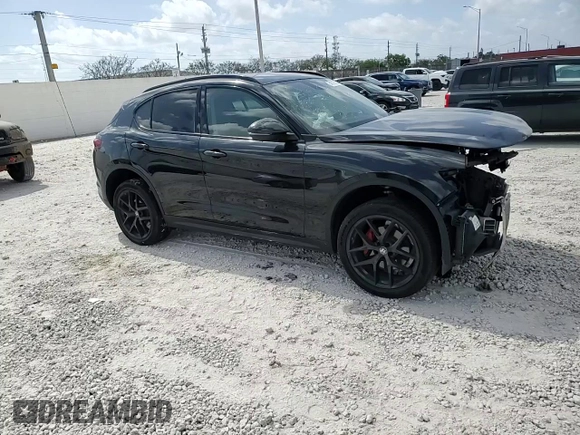 2019 Alfa Romeo Stelvio z VIN ZASPAKAN8K7C49262, wystawiony jako Copart lot #54317625 z przebiegiem Nie podano mil oraz Nie do naprawy • Non repairable. Historia ofert i sprzedaży dostępna na DreamBid. Obrazek 14.
