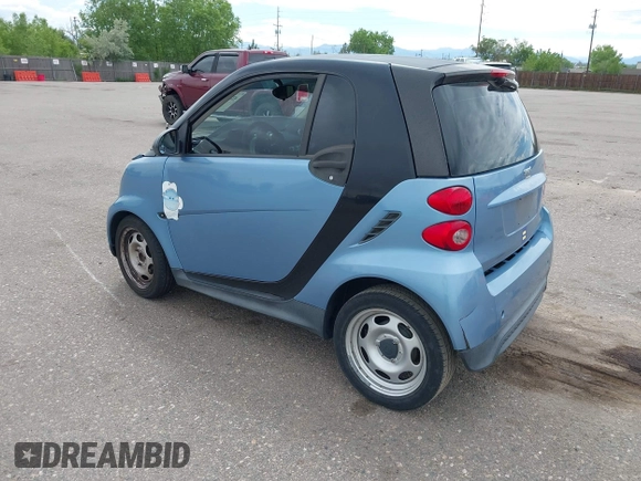 2013 Smart fortwo Pure z VIN WMEEJ3BA7DK622651, wystawiony jako IAAI lot #42314639 z przebiegiem 32 040 mil mil oraz . Historia ofert i sprzedaży dostępna na DreamBid. Obrazek 3.