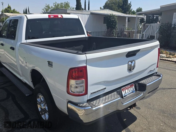 2022 Ram 2500 Big Horn z VIN 3C6UR5DJ3NG313061, wystawiony jako Copart lot #64436165 z przebiegiem 32 580 mil mil oraz Czysty tytuł • Clean title. Historia ofert i sprzedaży dostępna na DreamBid. Obrazek 3.