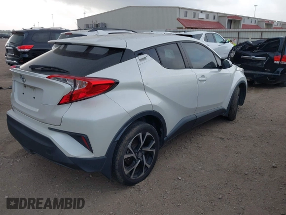 2018 Toyota C-HR XLE z VIN JTNKHMBX4J1001128, wystawiony jako IAAI lot #41957363 z przebiegiem 108 233 mil mil oraz . Historia ofert i sprzedaży dostępna na DreamBid. Obrazek 4.