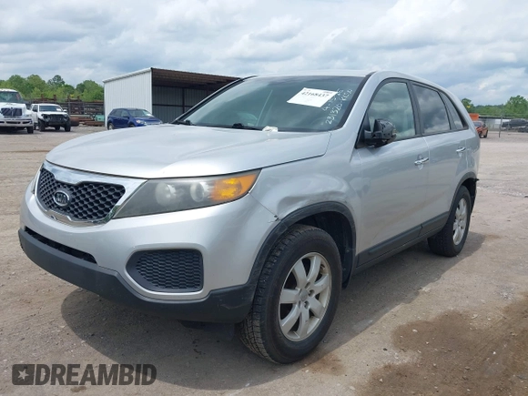 2012 Kia Sorento LX z VIN 5XYKT4A15CG232252, wystawiony jako IAAI lot #42168437 z przebiegiem 118 540 mil mil oraz . Historia ofert i sprzedaży dostępna na DreamBid. Obrazek 2.