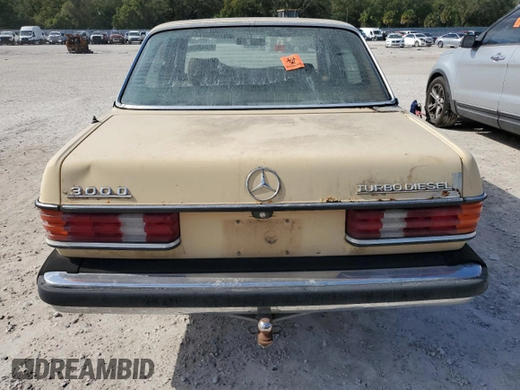 1982 Mercedes-Benz 300 D z VIN WDBAB33A7CB008365, wystawiony jako Copart lot #80248424 z przebiegiem 234 488 mil mil oraz Czysty tytuł • Clean title. Historia ofert i sprzedaży dostępna na DreamBid. Obrazek 6.