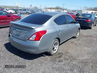 2013 Nissan Versa SV z VIN 3N1CN7AP4DL853144, wystawiony jako IAAI lot #41896978 z przebiegiem 152 884 mil mil oraz . Historia ofert i sprzedaży dostępna na DreamBid. Obrazek 4.