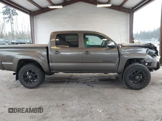 2013 Toyota Tacoma z VIN 3TMLU4EN9DM124980, wystawiony jako IAAI lot #41576747 z przebiegiem 209 883 mil mil oraz . Historia ofert i sprzedaży dostępna na DreamBid. Obrazek 13.