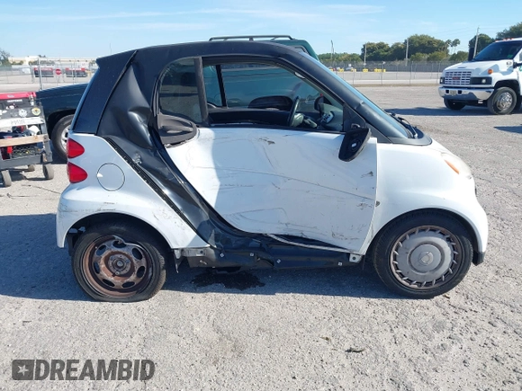 2013 Smart fortwo Pure z VIN WMEEJ3BA5DK619182, wystawiony jako IAAI lot #41857040 z przebiegiem 84 840 mil mil oraz . Historia ofert i sprzedaży dostępna na DreamBid. Obrazek 14.