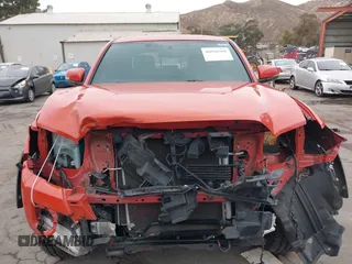 2017 Toyota Tacoma SR5 z VIN 3TMAZ5CN7HM050496, wystawiony jako IAAI lot #40958166 z przebiegiem 104 950 mil mil oraz . Historia ofert i sprzedaży dostępna na DreamBid. Obrazek 13.