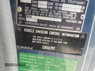 1984 Mercedes-Benz 500 z VIN WDBCA44A6EA018569, wystawiony jako Copart lot #54617005 z przebiegiem 96 009 mil mil oraz Czysty tytuł • Clean title. Historia ofert i sprzedaży dostępna na DreamBid. Obrazek 12.