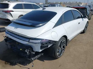 2023 Hyundai Ioniq 6 SEL z VIN KMHM34AA0PA028579, wystawiony jako IAAI lot #42171621 z przebiegiem 24 606 mil mil oraz . Historia ofert i sprzedaży dostępna na DreamBid. Obrazek 4.