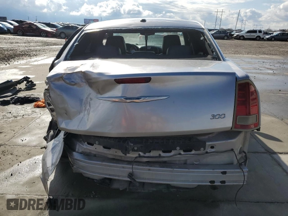 2013 Chrysler 300 z VIN 2C3CCAAG2DH572389, wystawiony jako Copart lot #47327315 z przebiegiem 144 262 mil mil oraz Szkoda całkowita • Salvage title. Historia ofert i sprzedaży dostępna na DreamBid. Obrazek 6.